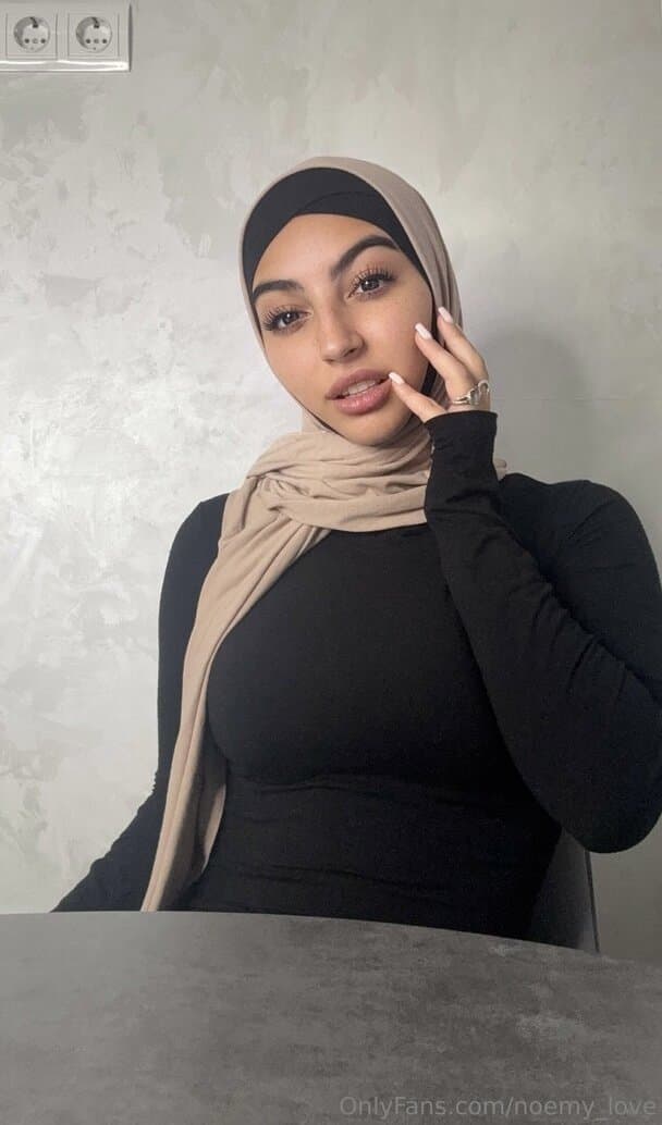 Noémy la plus grosse chienne arabe ?? ( Gros Seins - Gros Cul )