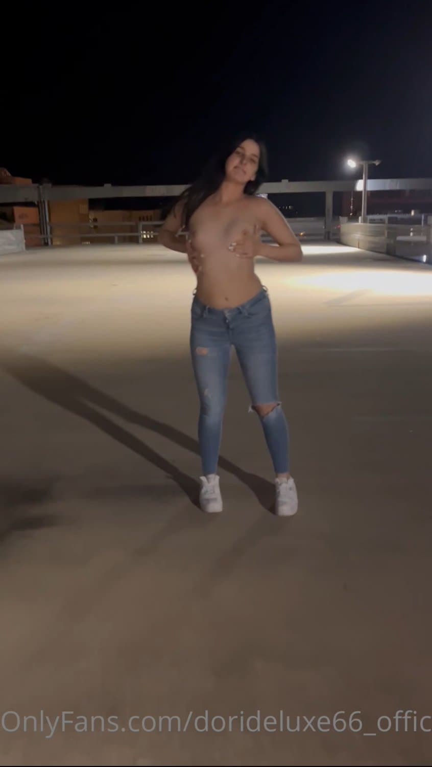 This horny garmsn don’t give a fuck she’s horny