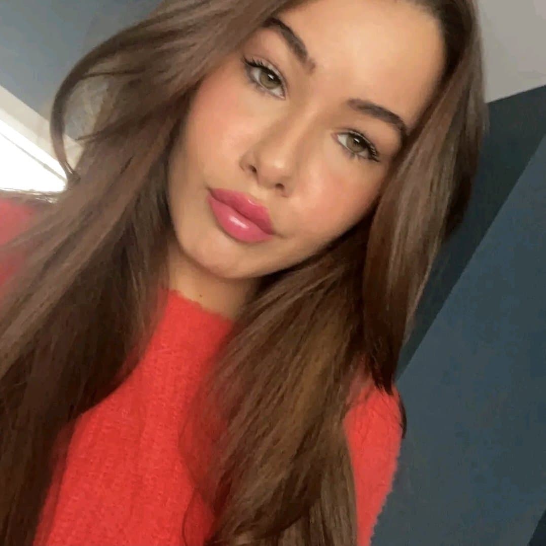 Canadian Webslut Charlotte