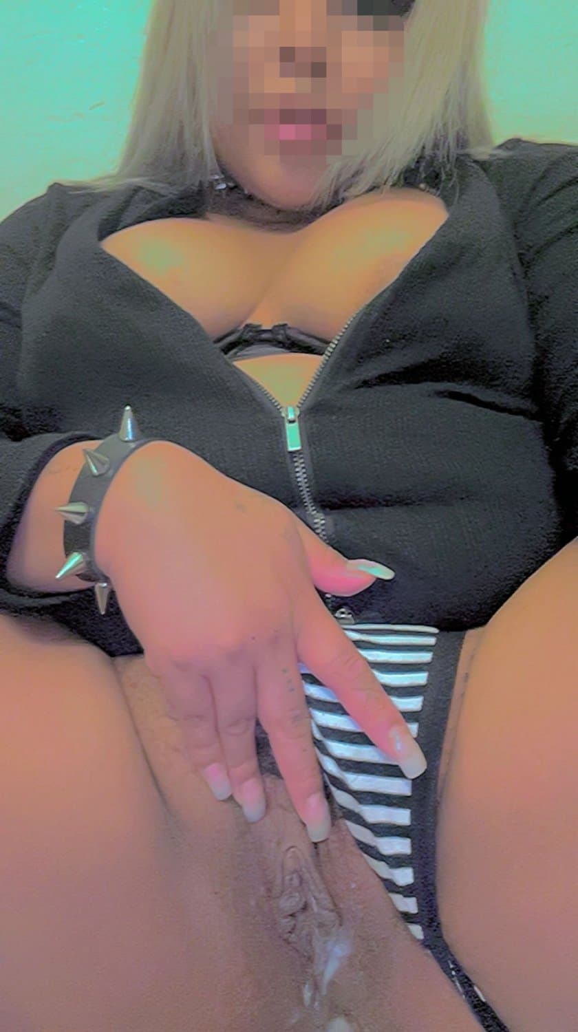 My Sexy Apache/Navajo MILF momma fucks her creamy pussy