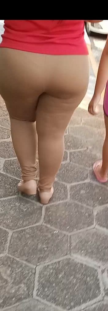 Pena que a bateria acabou bem na hora, o que vocês acham que merece esse cuzao gigante dessa coroa?