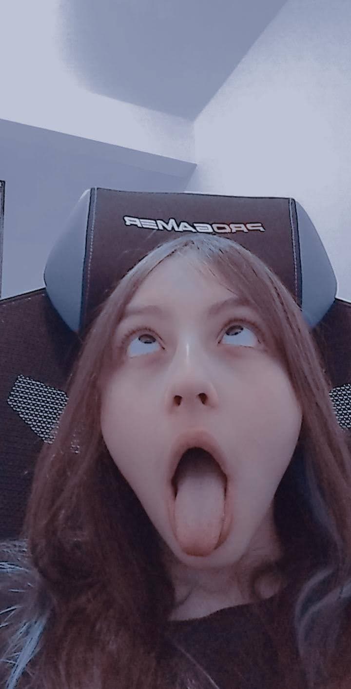 Gabriela putinha de Taboão se masturbando, gozando e fazendo ahegao