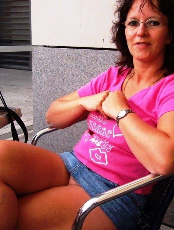 Kerstin ohne Slip unterm Rock (1)