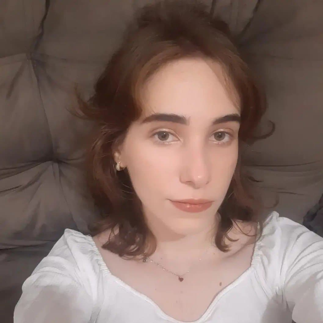 Branquinha alternativa com cara de gringa finge mas adora pretos