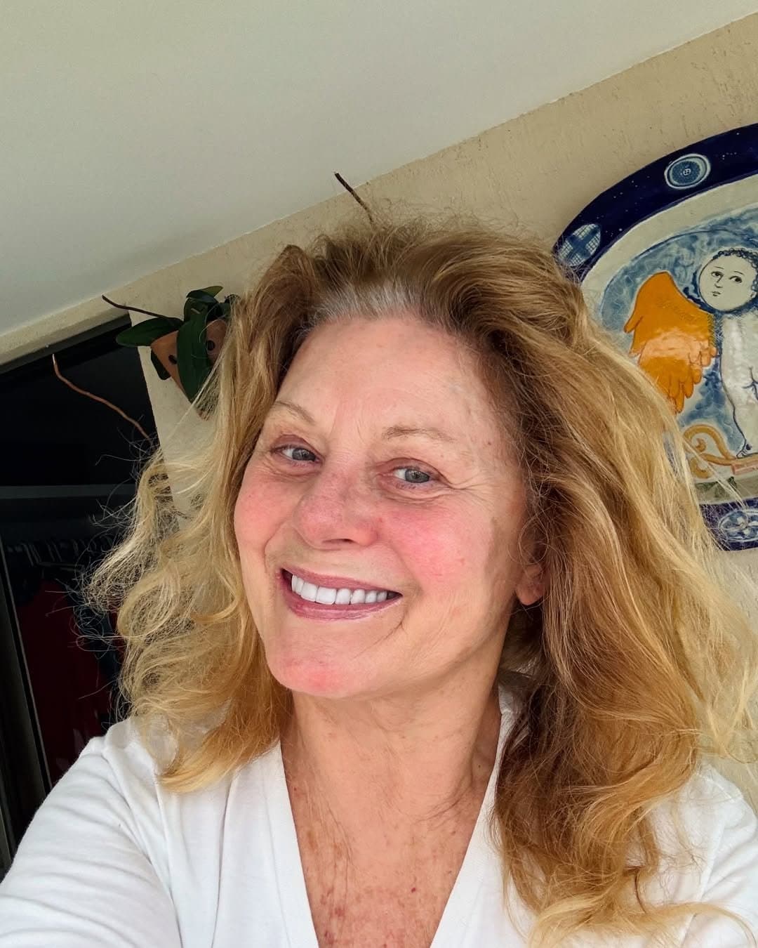 FAMOSA ATRIZ coroa madura Vera Fischer, sem filtro e sem truques aos 73 anos. Brasil.