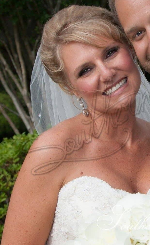 Ashley & Renee flash their tits in the car for a shirt