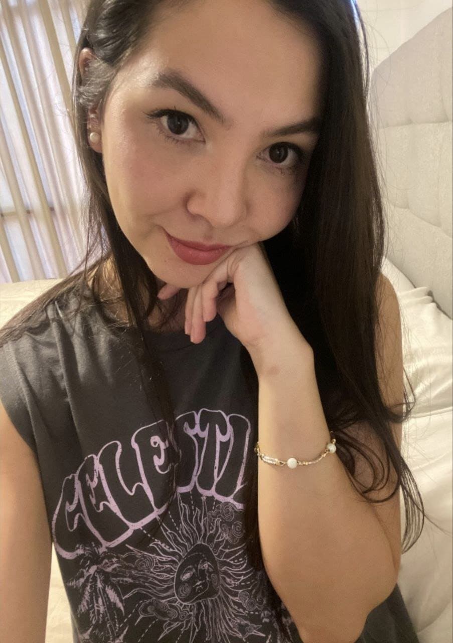 Hot Asian-latina with big boobs and amazing legs. Enjoy!