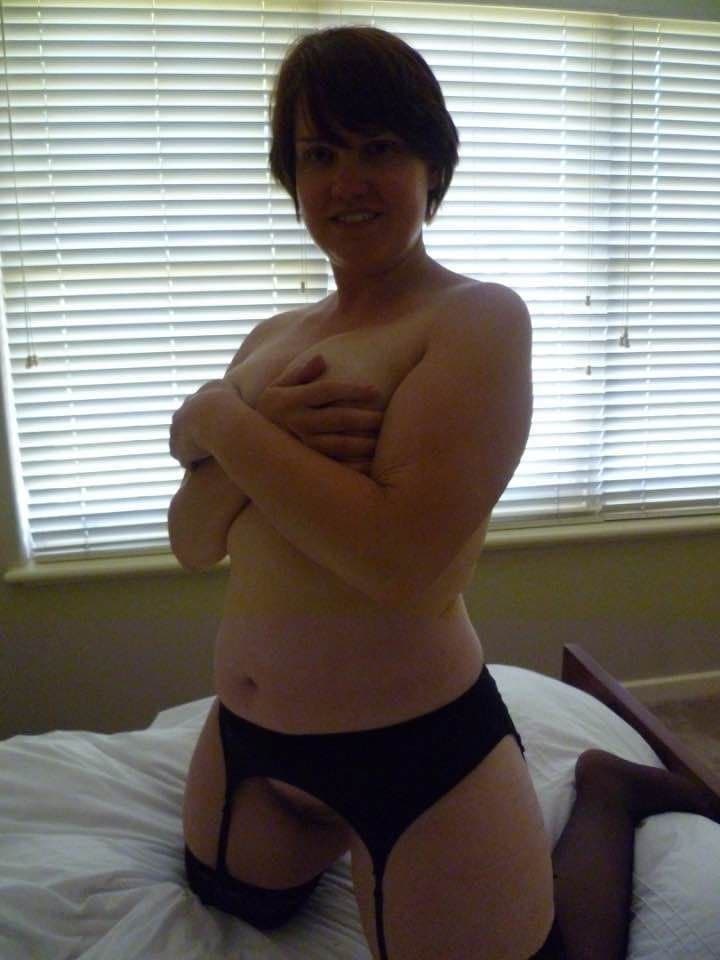 Nerdy wife has leg shaking orgasm