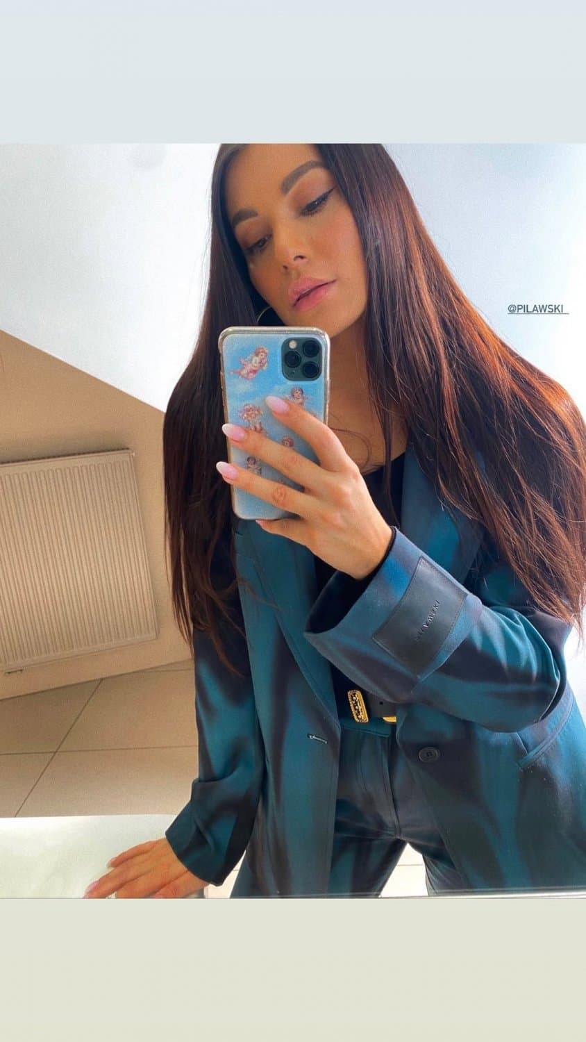 Click to view full size Luxury whore with fuckable mouth and tits