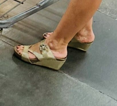 Random HotMoms & Milfs who are Fuckable & there Feet