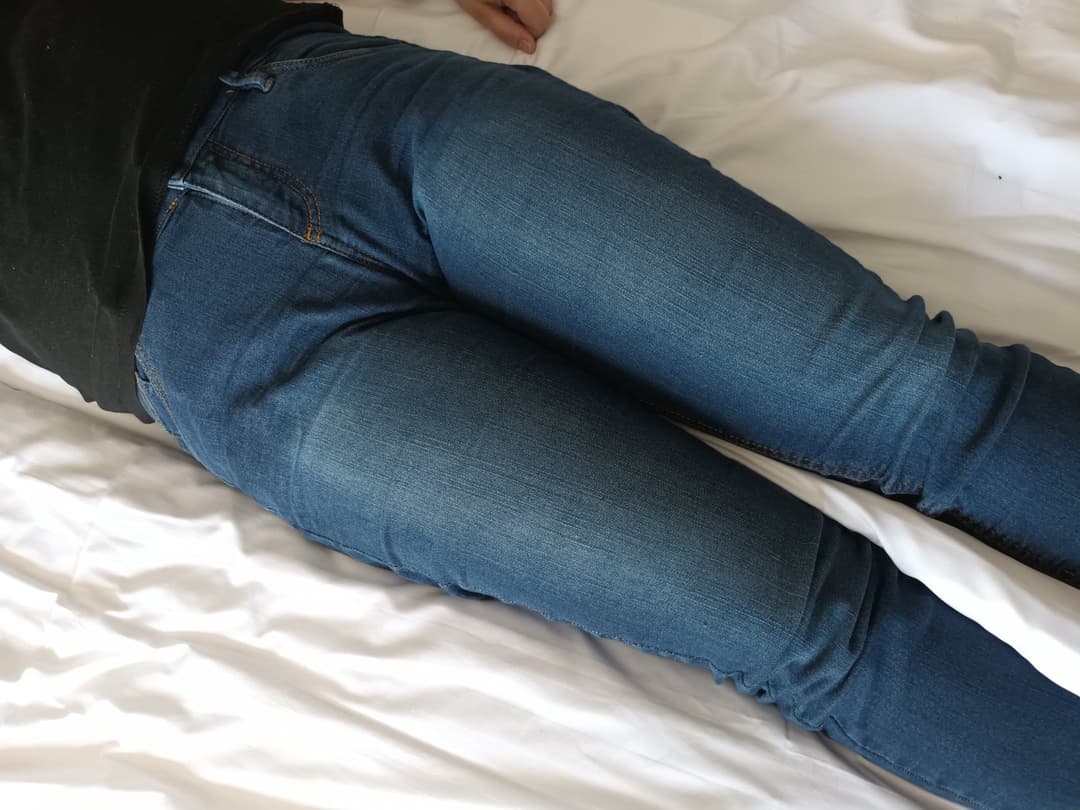 Kate Stern - Sexy Kate shows off her body in tight jeans