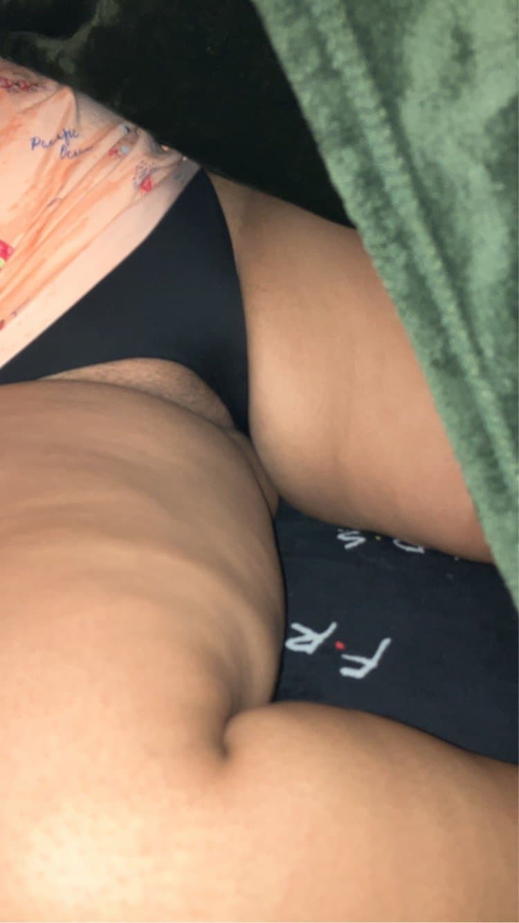 Fat booty Latina milf mommy with a fat pussy.