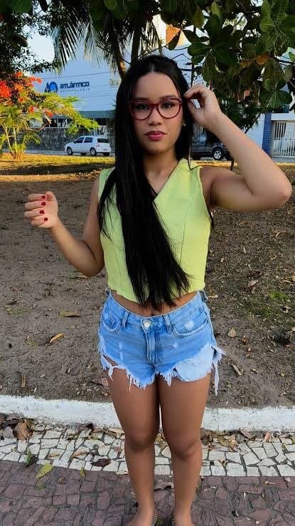 Vazou comendo a bucetinha peluda mostrando o cuzinho apertado da novinha