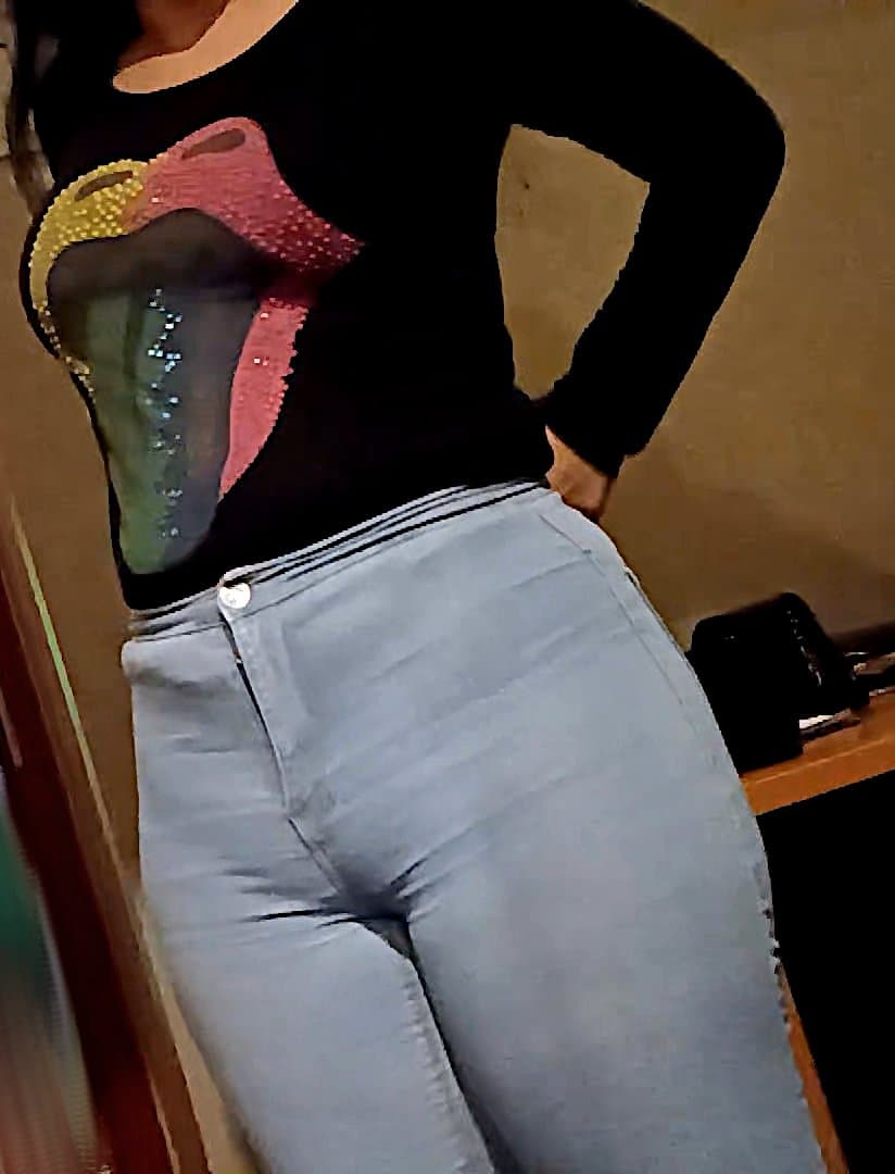 Spy on  hot friend bubble butt and cameltoe in jeans