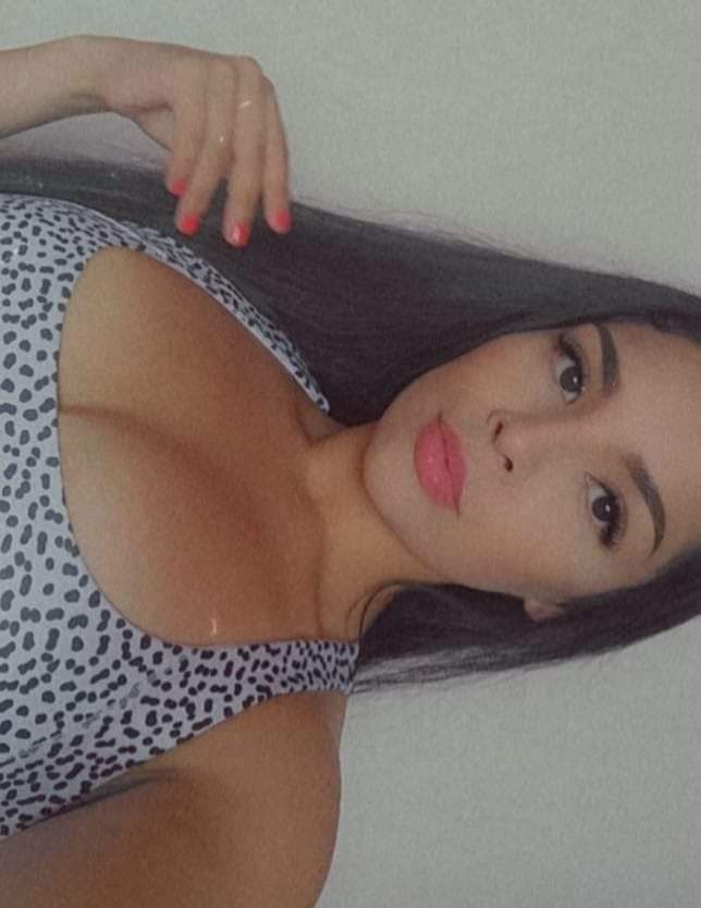 Puta con un culote expuesta