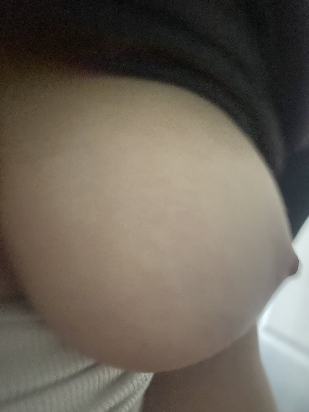 Gf big glossy tits out of her shirt very pretty showing tits nipples nice skin color pretty lips