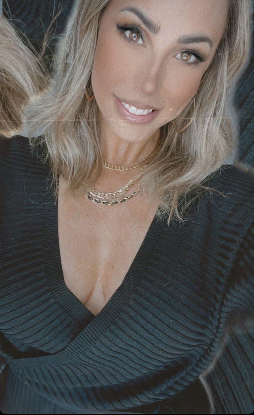 Click to view full size Texas TikTok milf Robyn fields