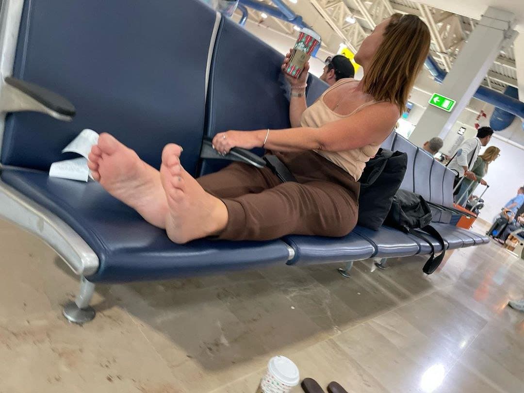 Public barefoot Creeping