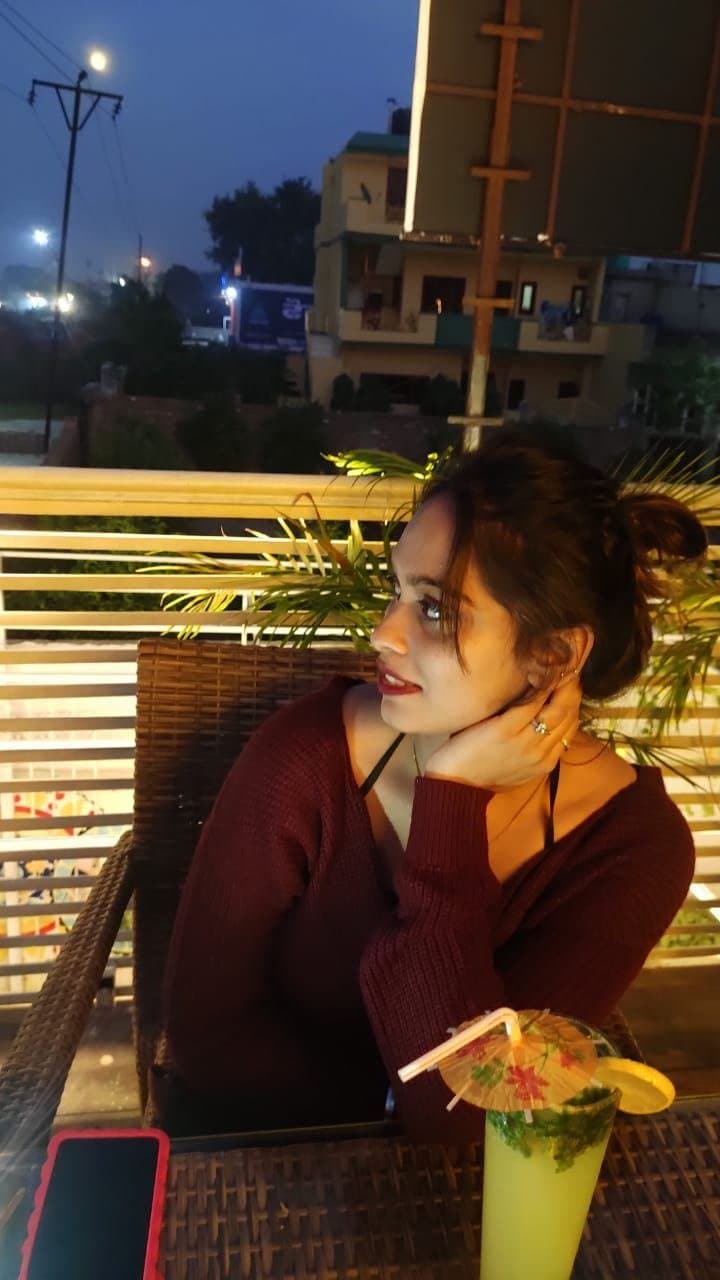 Beautiful punjabi girlfriend seducing her boyfriend with her naughty pictures and mms