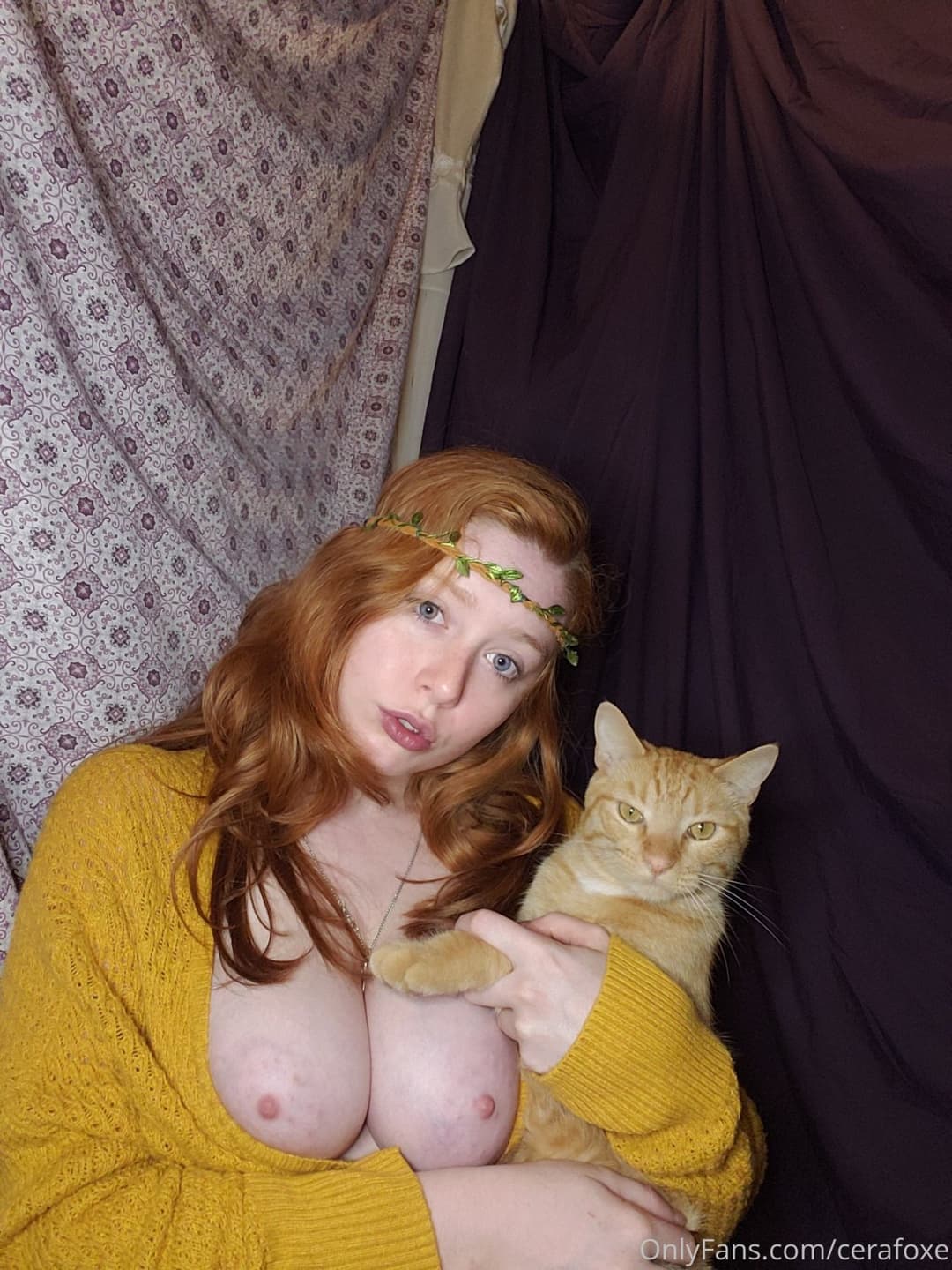 Click to view full size Big-titted beautiful red-headed model - ƆǝɹɐℲoxǝ