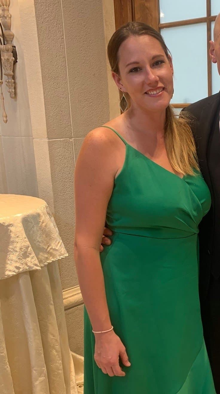 Thanks to slomo, we can properly see Manda’s little titties at the club