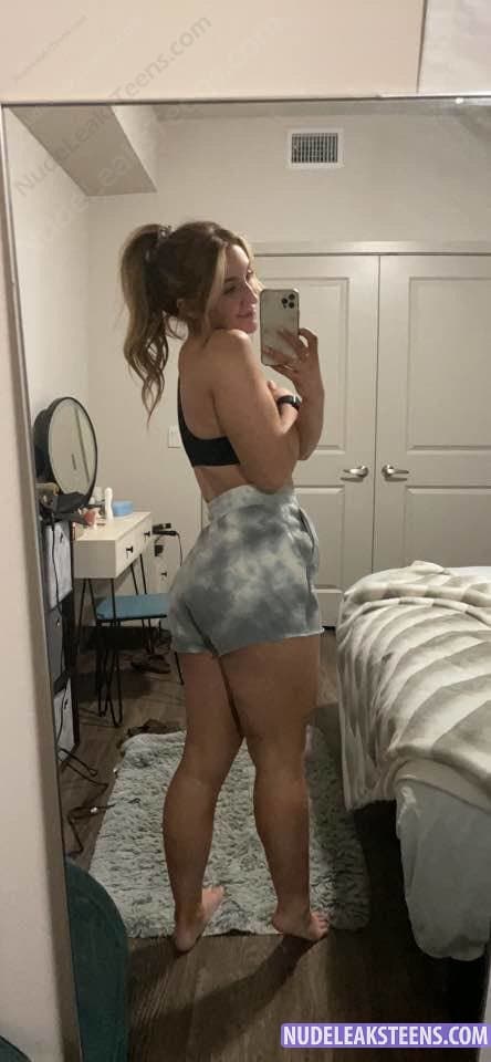 This bitch touching her pussy on snapchat