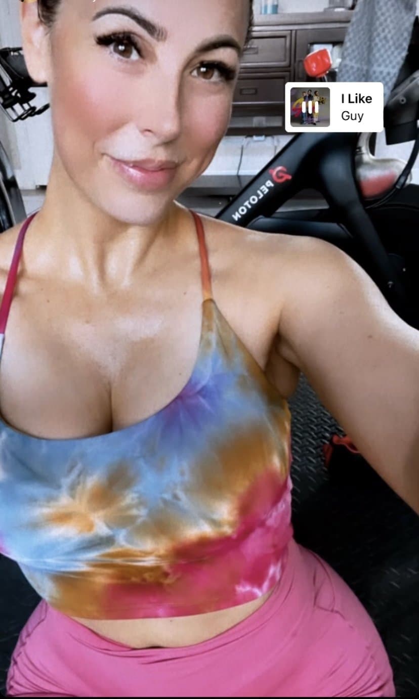 Click to view full size Texas TikTok milf Robyn fields