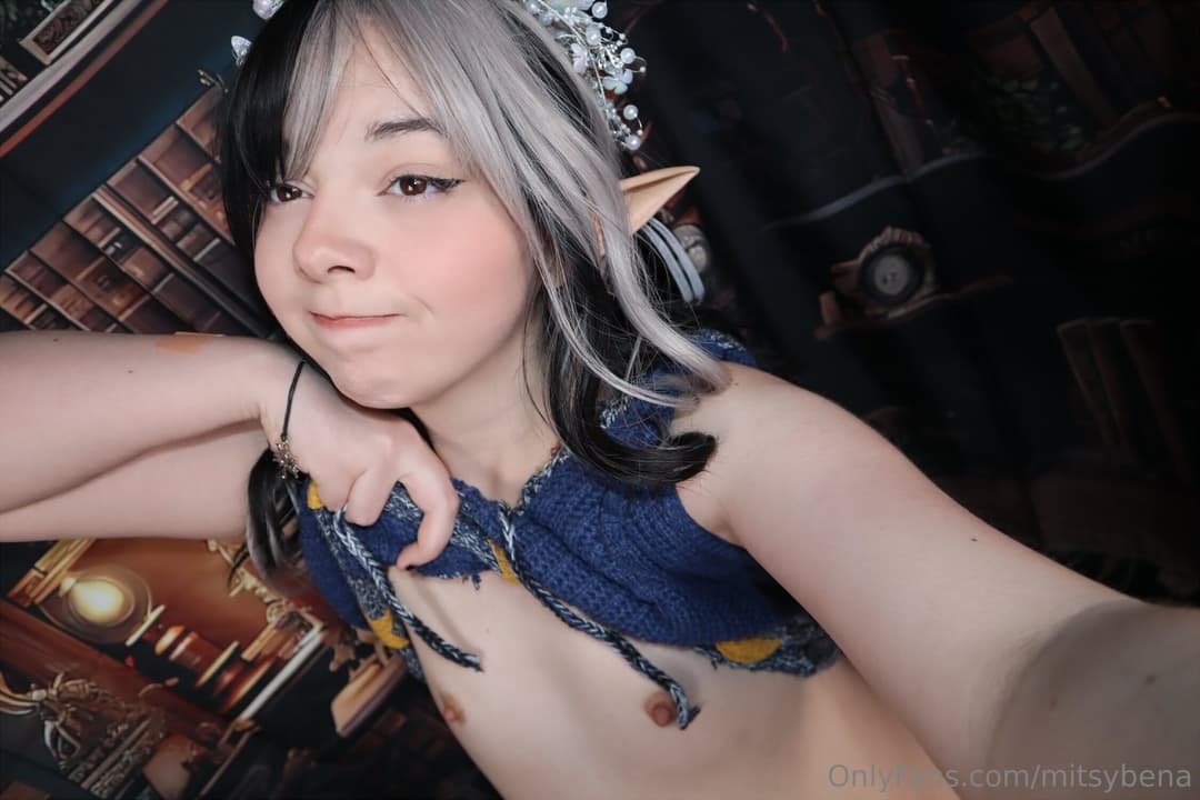 flat chest egirl cutie plays with her big clit