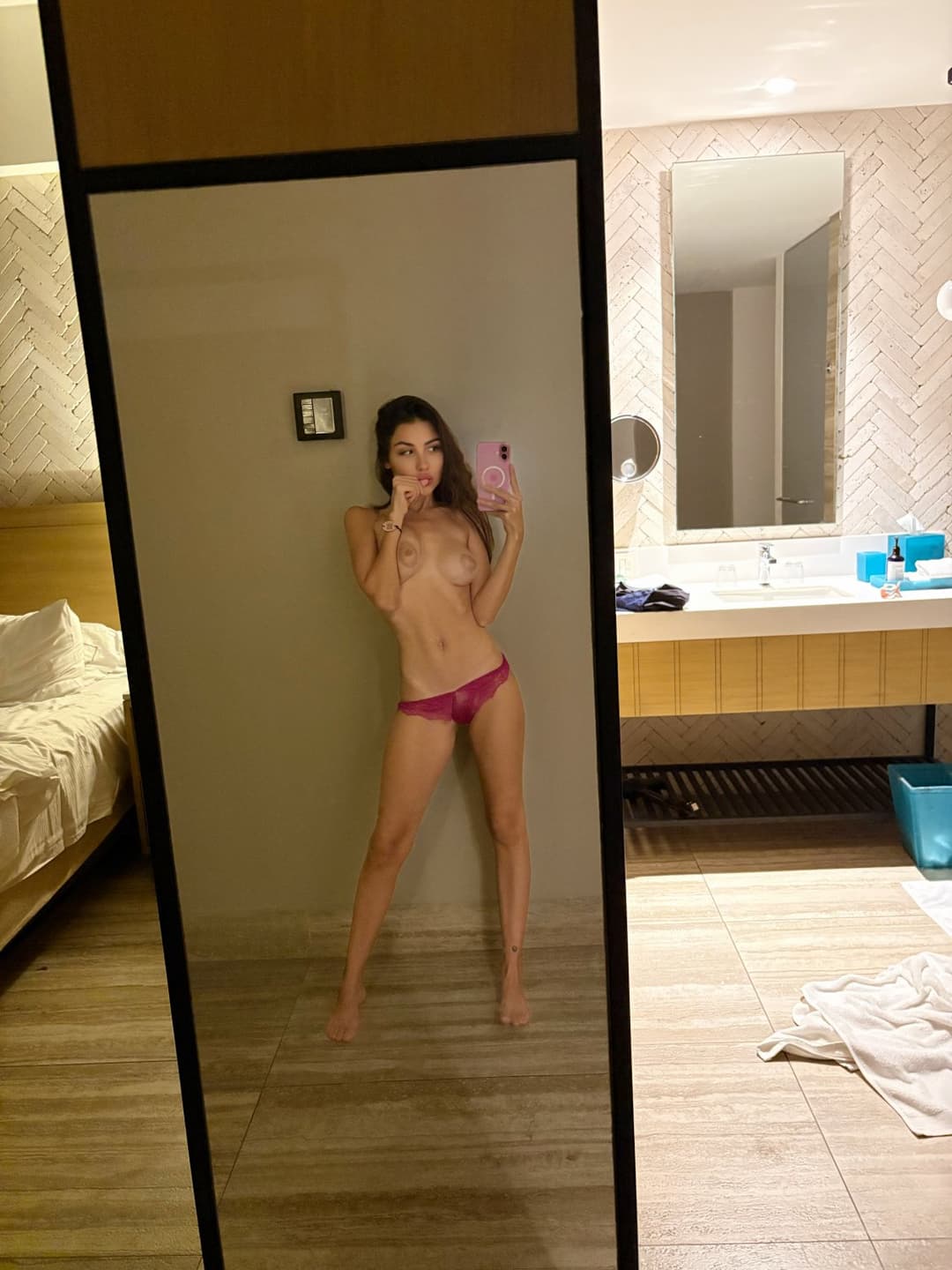 Click to view full size a tasty fuck in front of the mirror