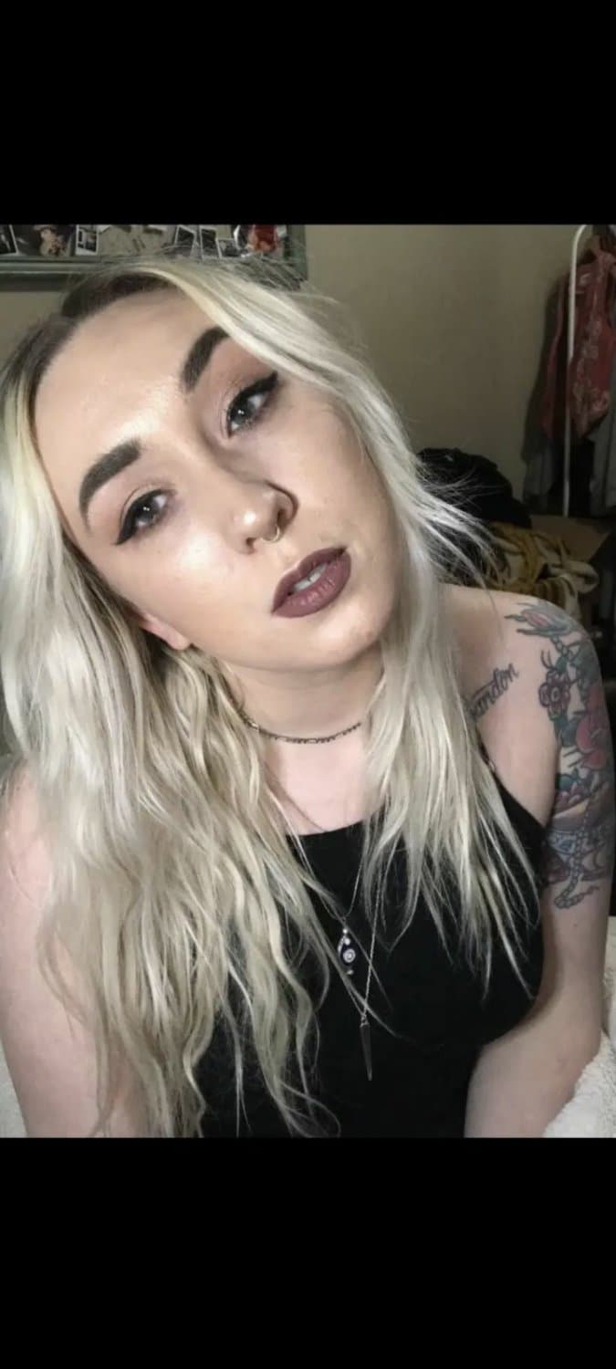 The Webslut Piper begs to be fucked.