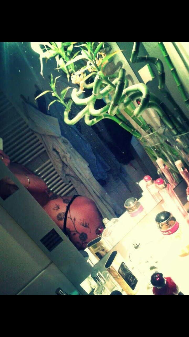 Yvonnethemilf (found my moms nudes in her early 30s)