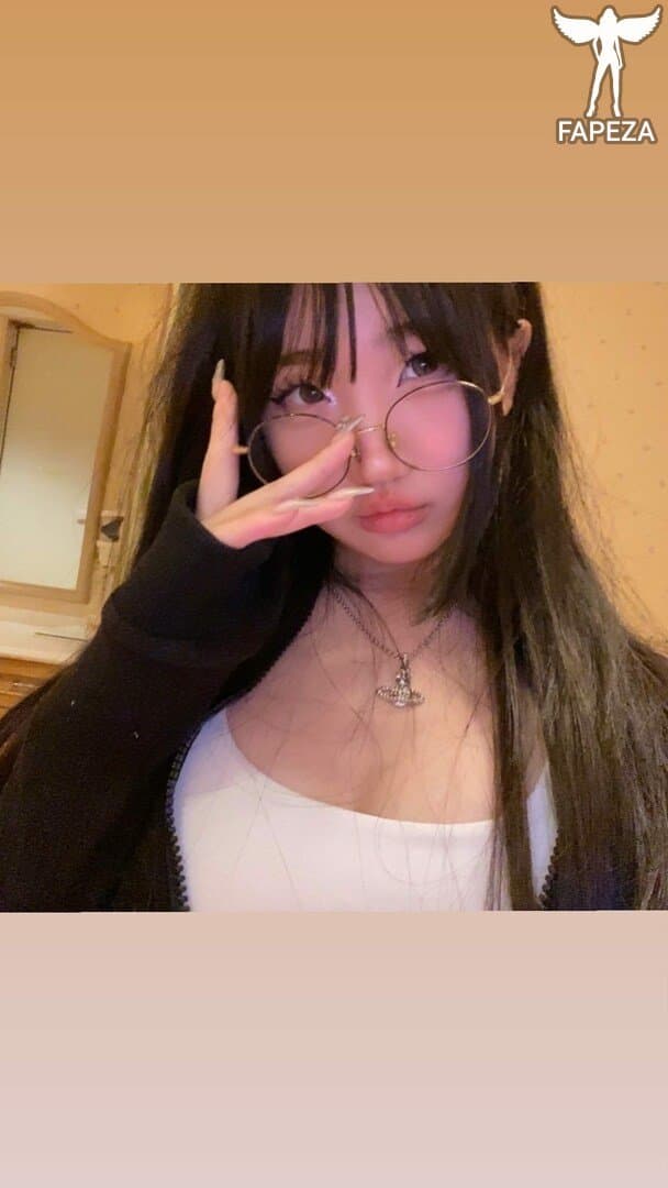 Asian Twitch steamer 5