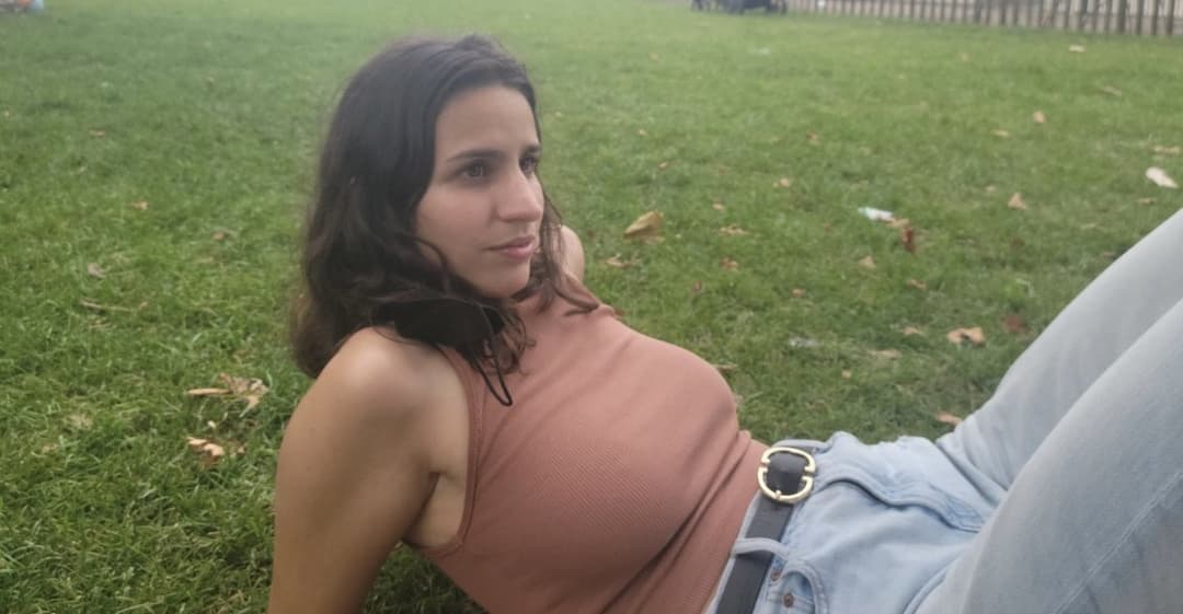 Who should get abused worst? (Green dress or black dress) comment