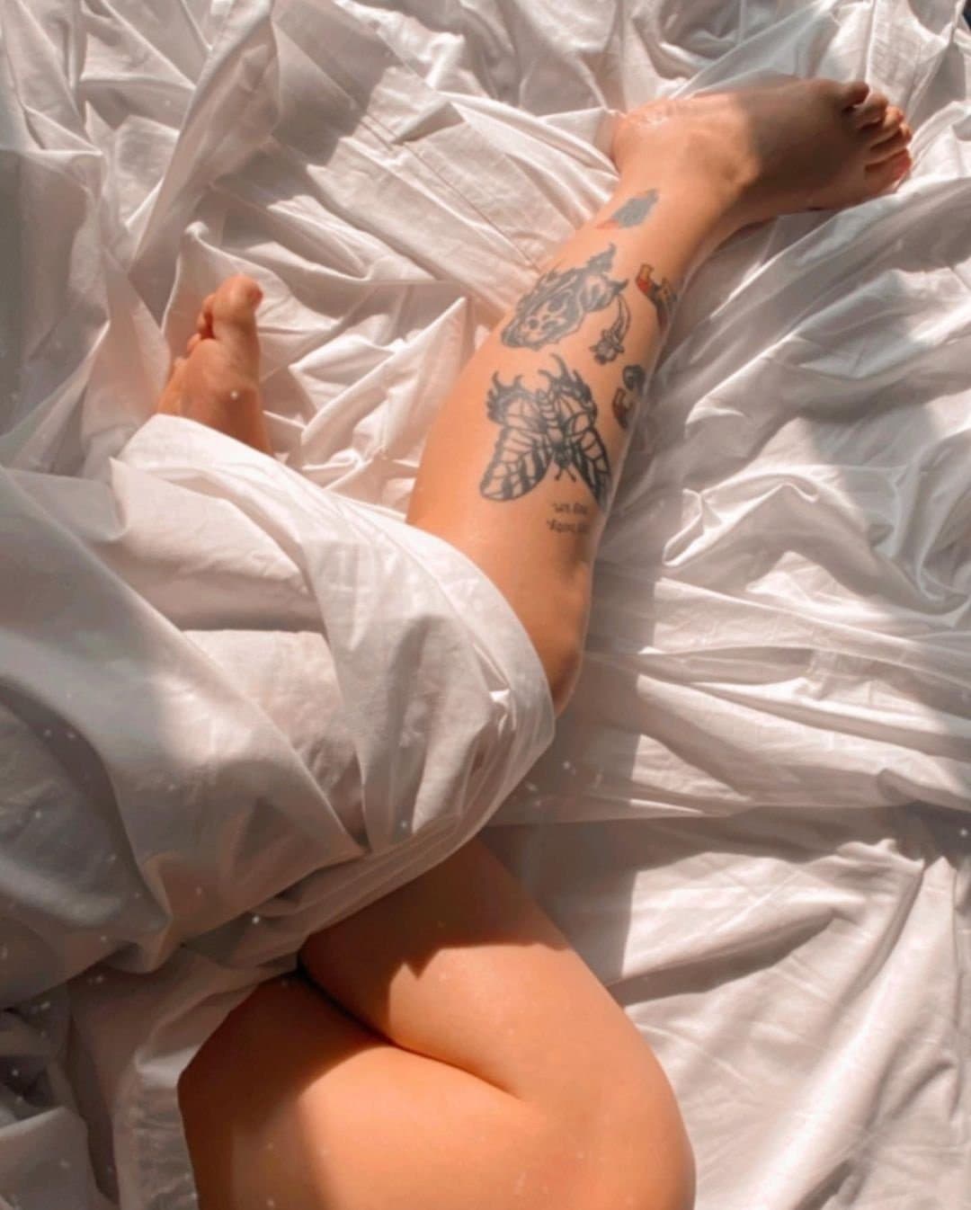 Click to view full size FRIENDS GF - LOSES BET & SENDS FEET PICS - accidentally sends more then she wanted