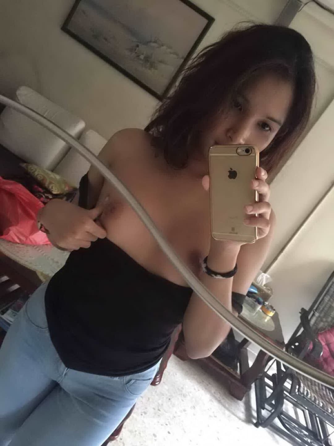 Singapore office lady can’t resist nude selfie in the changing room