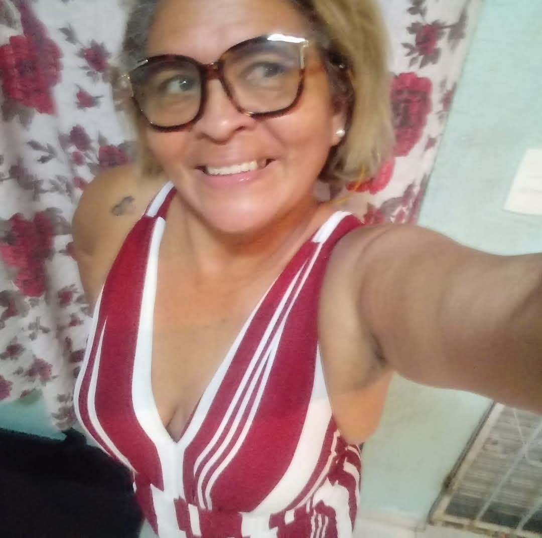 Fabiana velha deliciosa da buceta gigante e faminta por pau grande e cheio de porra !!!