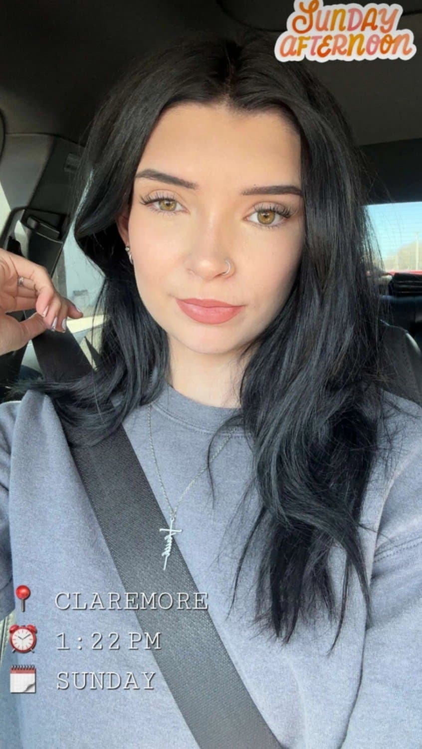 Click to view full size Naughty Webslut mom kailee shows tits