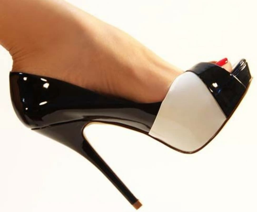 Red toenails in High Heels ? ???