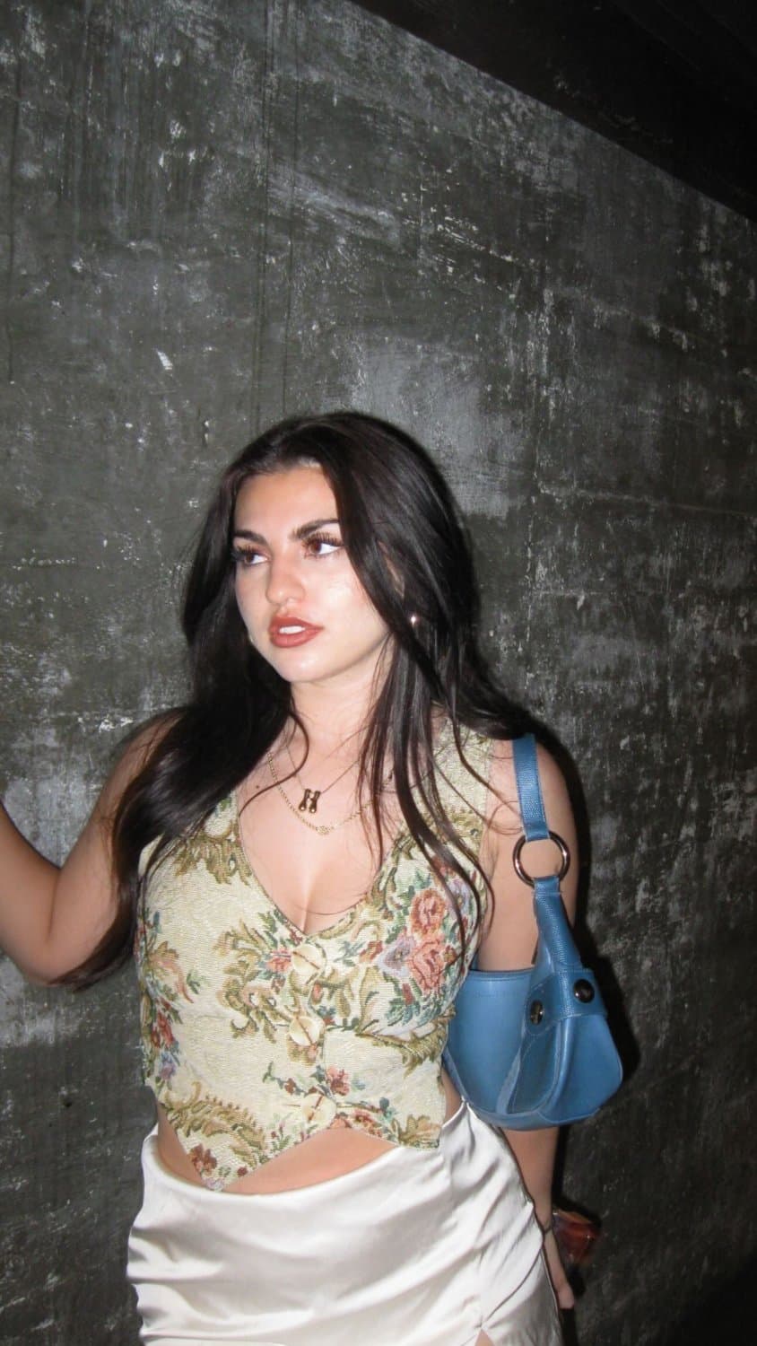 Click to view full size Whore kissing as many as she can on 21st