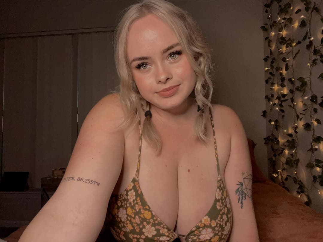 Emilee Grace a.k.a. Grace.Honeyy from East Lansing, Michigan has HUGE ASS & TITS perfect for fucking