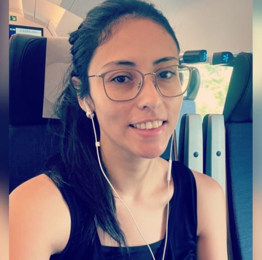 33 yr old Chilean Isabel