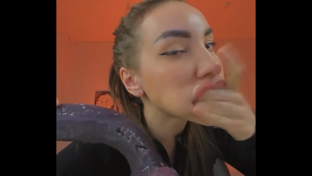 seksikäs Kriss imee dildoa