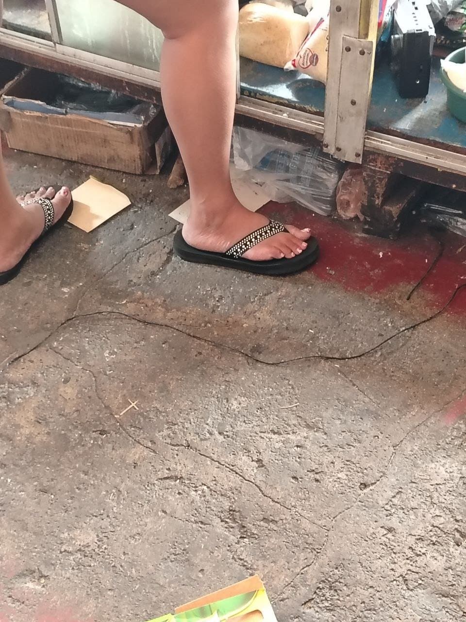 La perra traga leche de mi prima.  Masturbandome en sus pies.