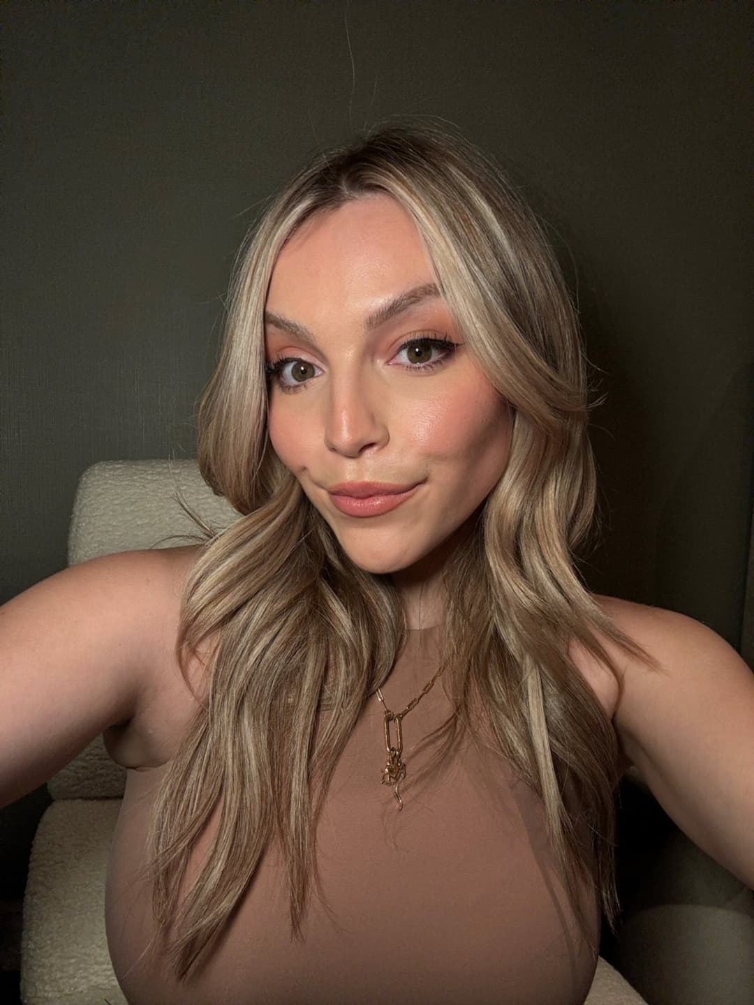 I need to bust my load on those dimples. Fucking busty blonde slut