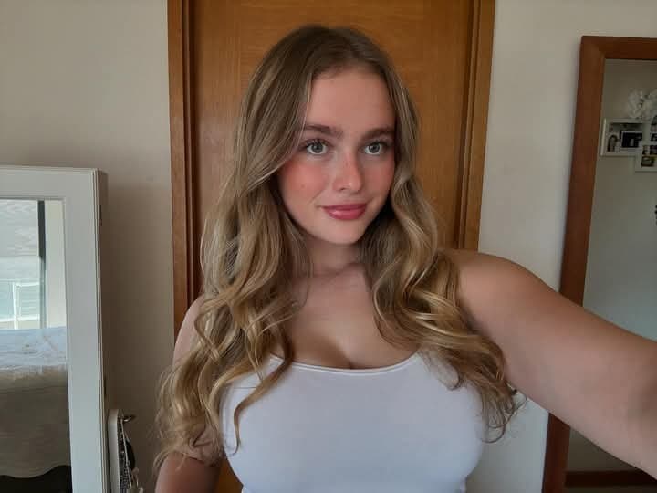 La puta tetona de Giulia, esta recien desbloqueada con 18?lista para recibir una cogida brutal