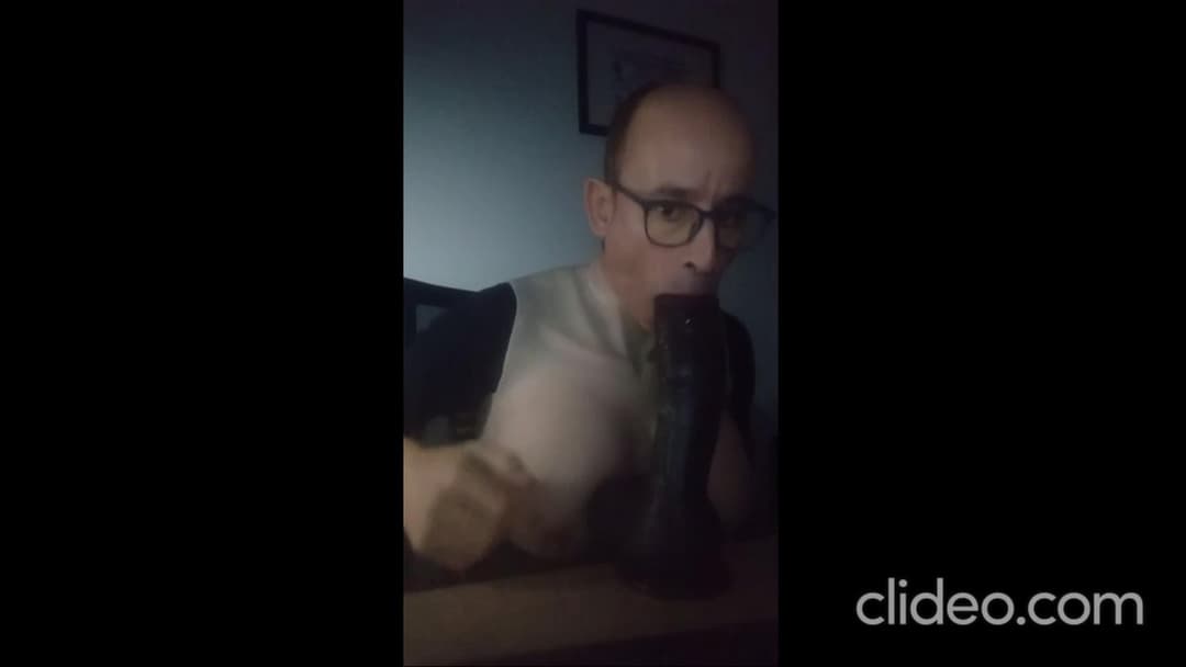 Vicenta casada haciendo un anuncio mamando un pollon gigante para atraer clientes al puticlub