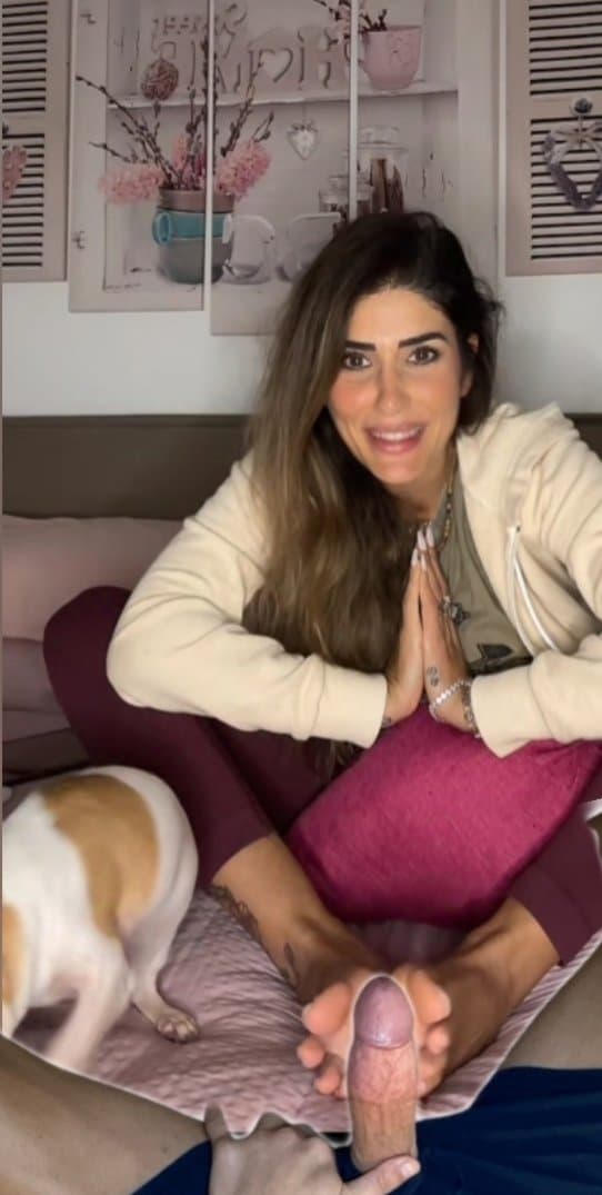 a horny beautiful italian mature woman shows her sexy soles and feet on tik tok. Those are hot footj