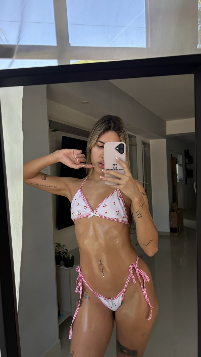 Click to view full size Novinha magrinha que adora usar vestido sem calcinha , experimentando lingeries e squichando