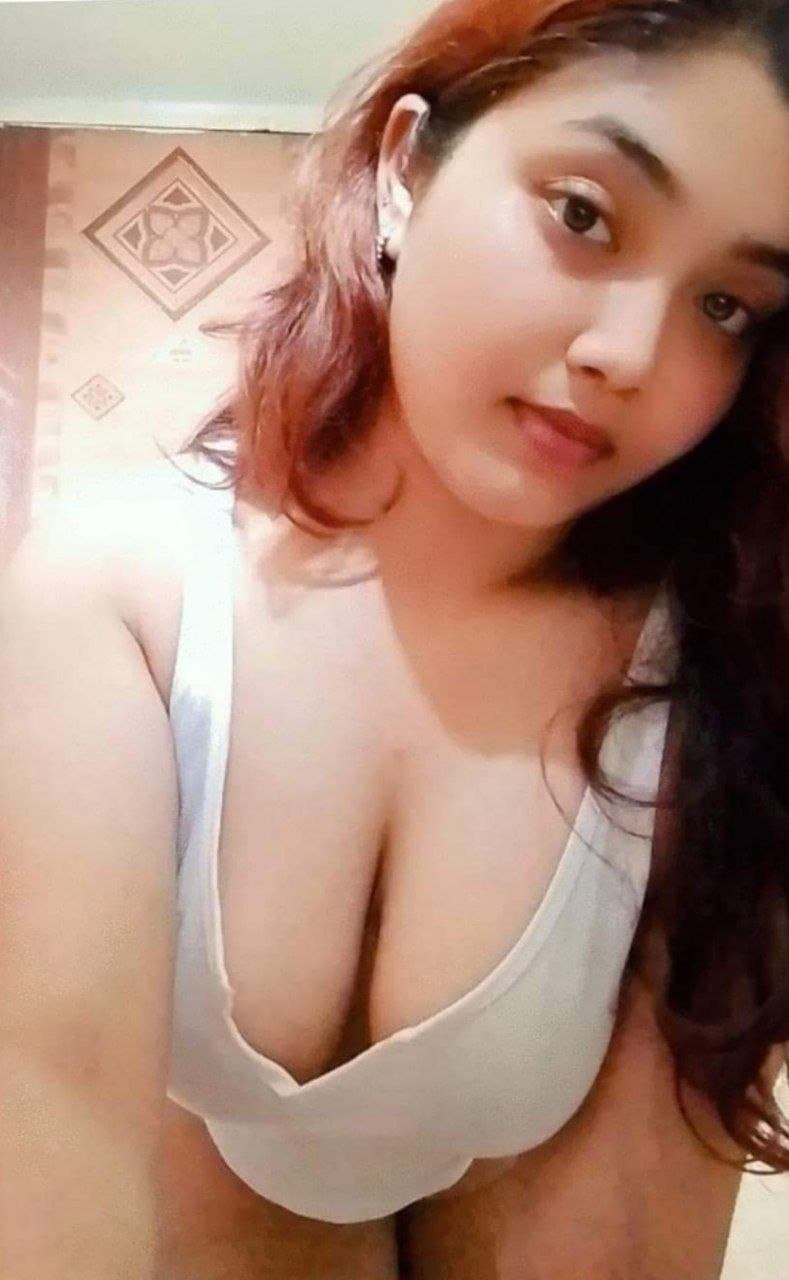 Desi indian hot milf gf showing her boobs