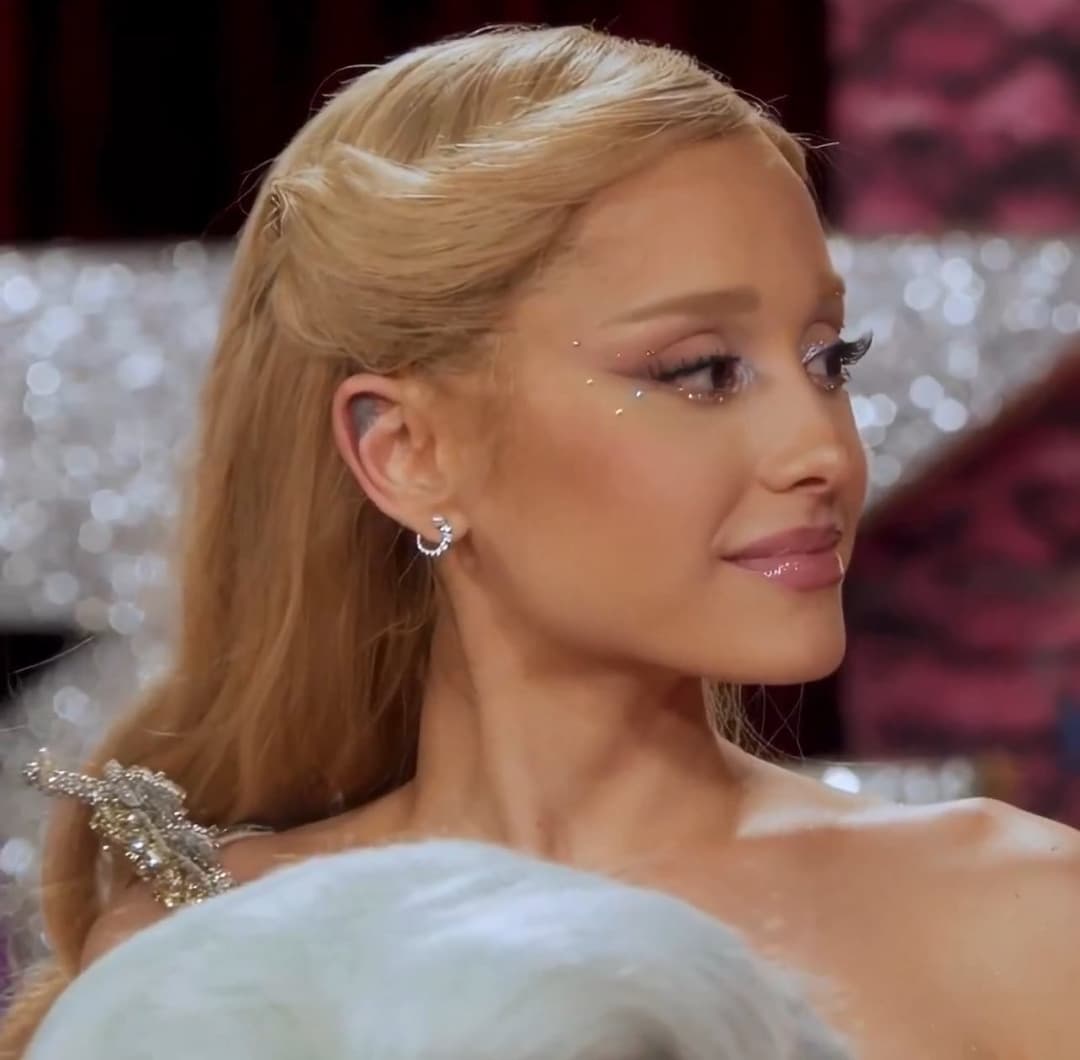 Ariana Grande new glossy lip & face porn ??